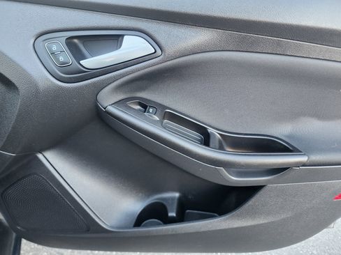 Used 2018 Ford Focus SE w/ SE Appearance Package image 12