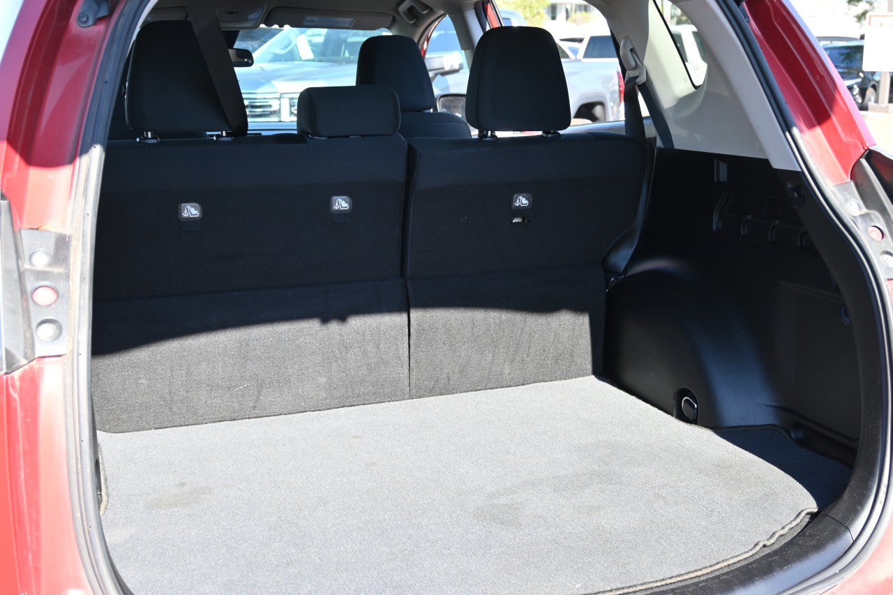 Used 2017 Toyota RAV4 LE FWD image 23
