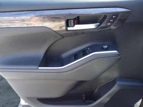 Used 2020 Toyota Highlander Platinum image 24