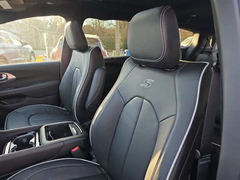 New 2026 Chrysler Pacifica Limited w/ S Appearance Package image 4