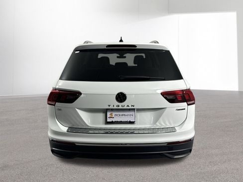 Used 2024 Volkswagen Tiguan SE AWD/4WD image 33