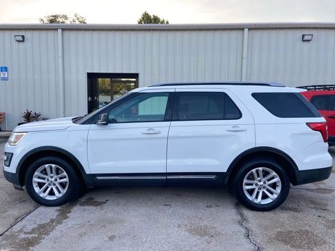 Used 2016 Ford Explorer XLT w/ Equipment Group 202A FWD image 2