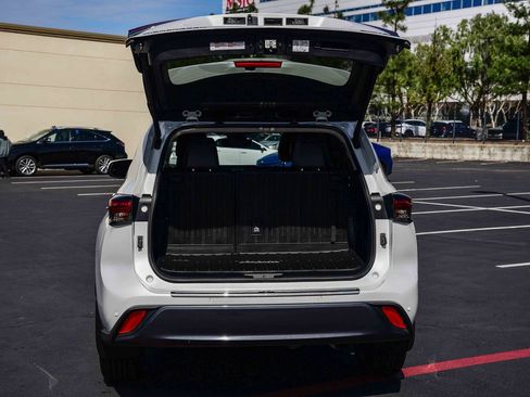 Used 2024 Toyota Highlander Limited image 31