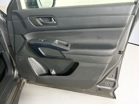 Used 2025 Nissan Pathfinder SV FWD image 33