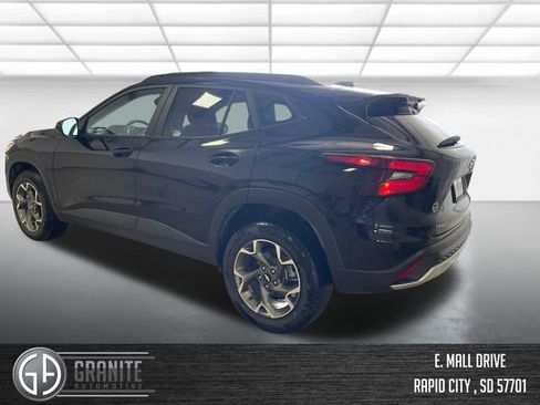 Used 2025 Chevrolet Trax LT FWD image 4