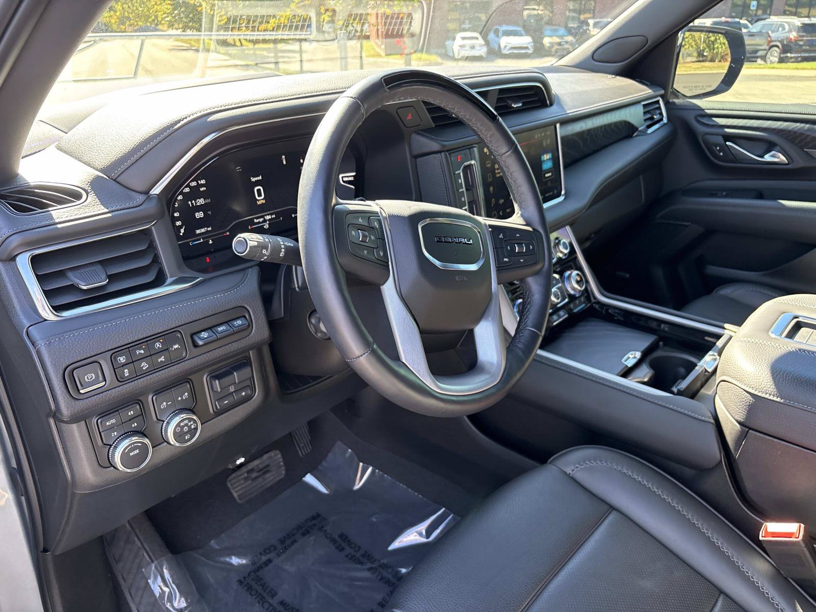 Used 2023 GMC Yukon Denali w/ Advanced Technology Package AWD/4WD image 18