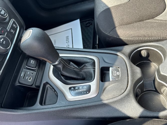 Used 2018 Jeep Cherokee Latitude w/ Cold Weather Group FWD image 19