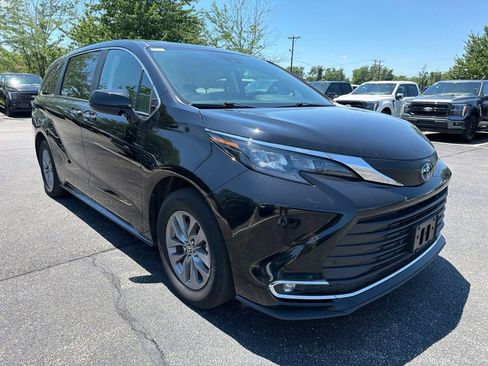 Used 2024 Toyota Sienna XLE AWD/4WD image 2