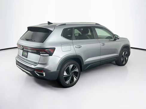 Used 2025 Volkswagen Taos SE AWD/4WD image 9