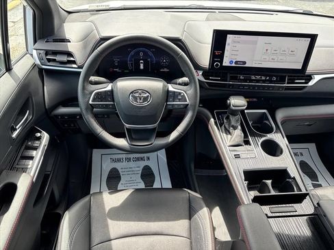 Used 2025 Toyota Sienna XSE AWD/4WD image 20
