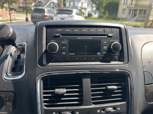 Used 2016 Dodge Grand Caravan SXT FWD image 17