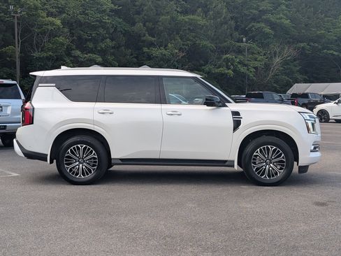 Used 2025 Nissan Armada SL w/ Captain's Chari Seat Package AWD/4WD image 10