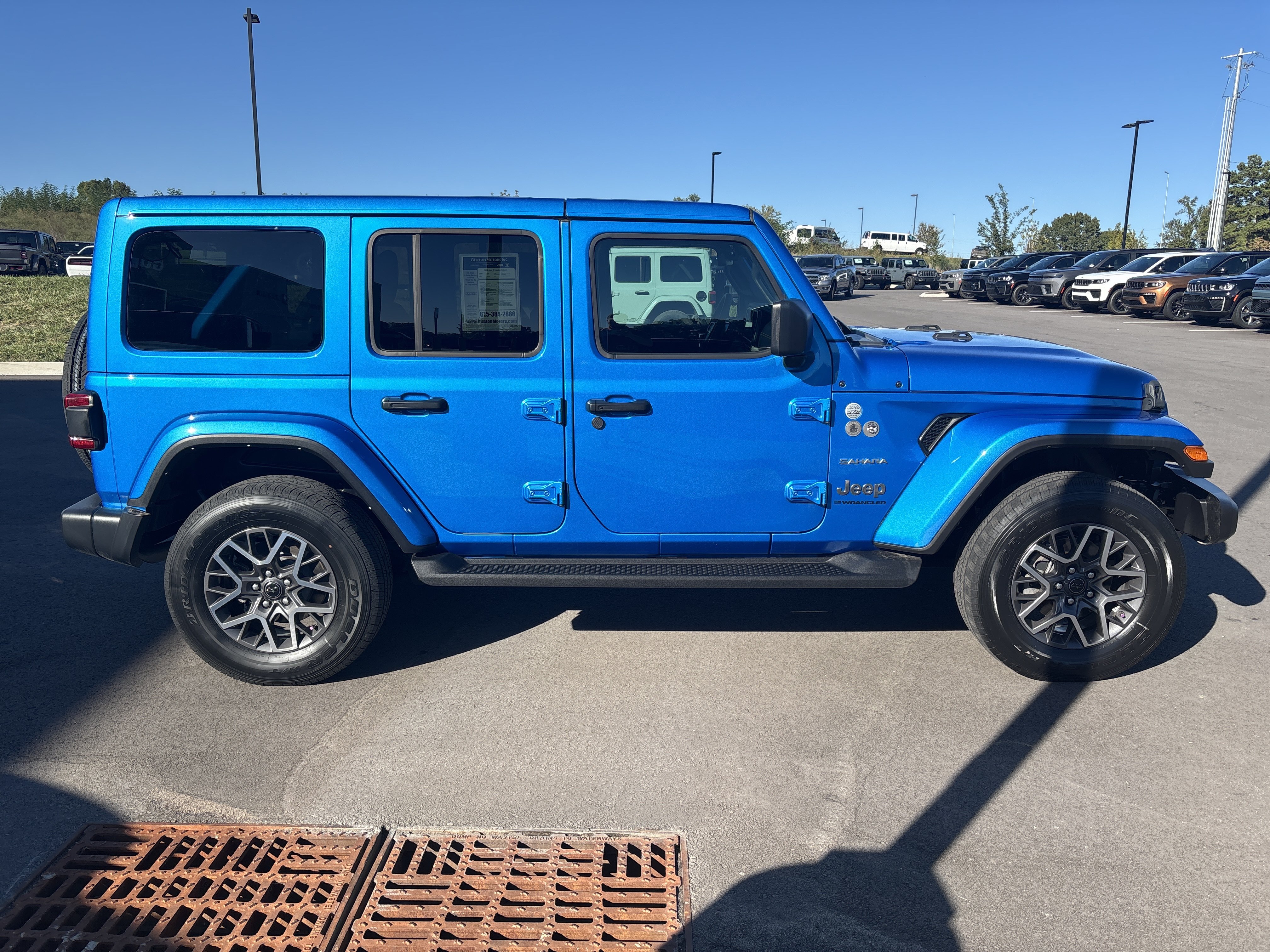 Used 2024 Jeep Wrangler Unlimited Sahara w/ Technology Group AWD/4WD image 8