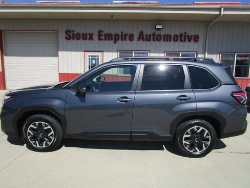 Used 2025 Subaru Forester Premium AWD/4WD image 2