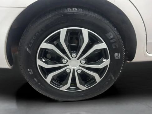 Used 2017 Nissan Versa SV FWD image 11