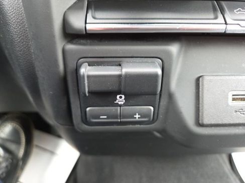 Used 2020 Chevrolet Silverado 1500 Custom w/ Custom Value Package image 6