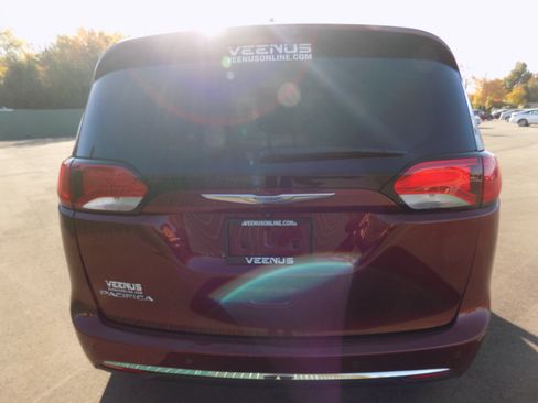 Used 2017 Chrysler Pacifica Touring-L Plus w/ Tire & Wheel Group image 5