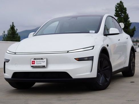 Used 2026 Tesla Model Y 2WD image 3