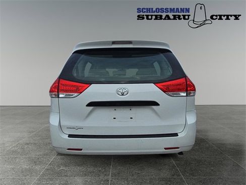 Used 2011 Toyota Sienna image 8