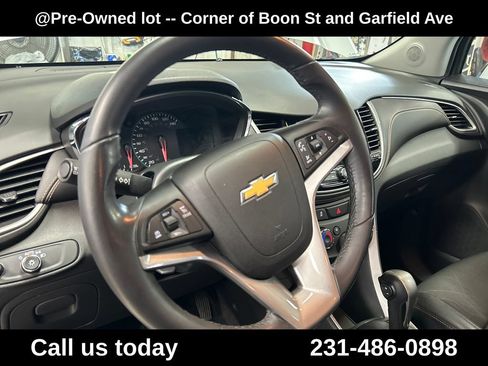 Used 2019 Chevrolet Trax LT w/ LT Convenience Package AWD/4WD image 17