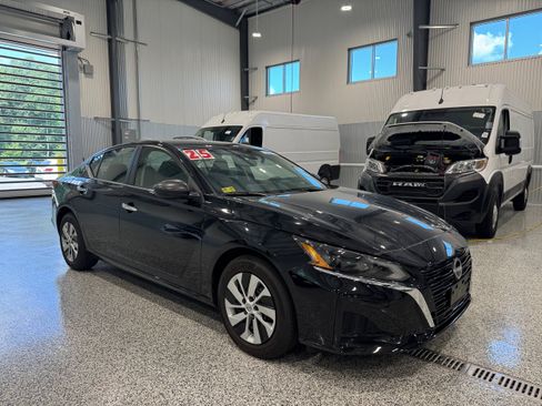 Used 2025 Nissan Altima 2.5 S FWD image 3