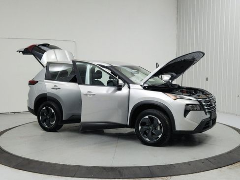 Used 2024 Nissan Rogue SV AWD/4WD image 9