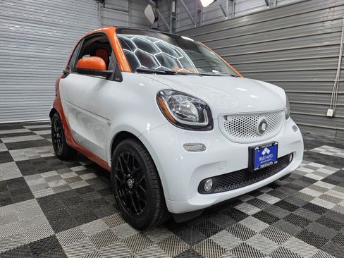 Used 2016 smart fortwo passion RWD image 5