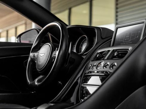 Used 2019 Aston Martin DB11 Volante RWD image 36
