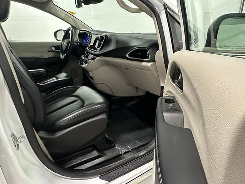 Used 2023 Chrysler Pacifica Touring-L FWD image 24