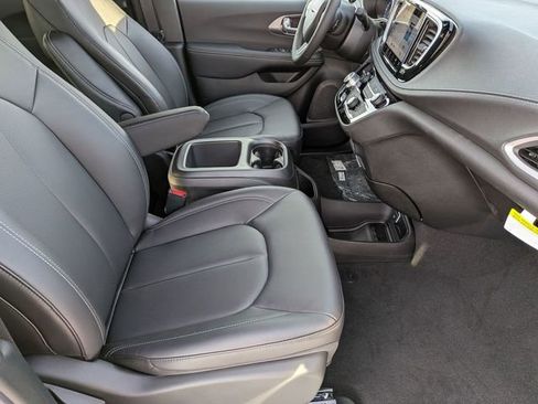 New 2026 Chrysler Pacifica Select image 29