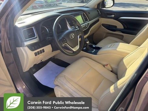 Used 2017 Toyota Highlander XLE w/ Carpet Mat Package AWD/4WD image 13
