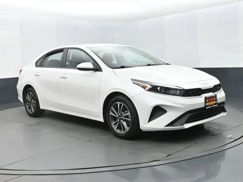 Used 2024 Kia Forte LXS image 2