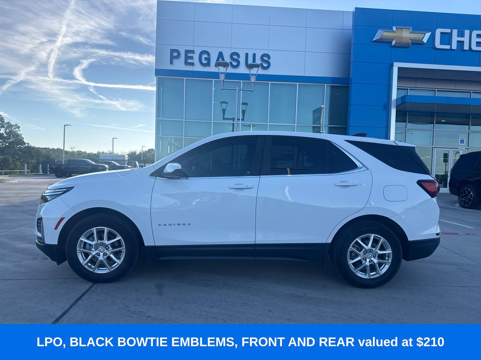 Used 2022 Chevrolet Equinox LT FWD image 2