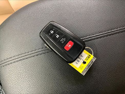 Used 2020 Toyota RAV4 XLE Premium image 14