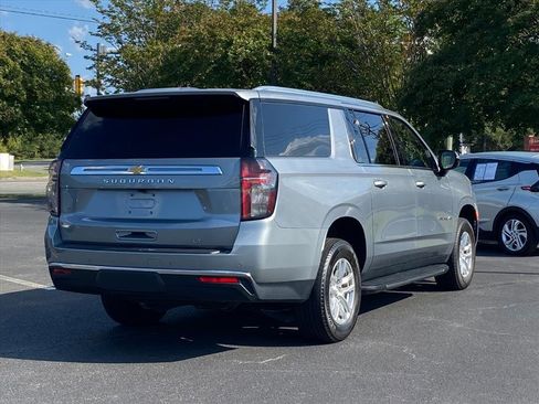 Used 2024 Chevrolet Suburban LT image 3