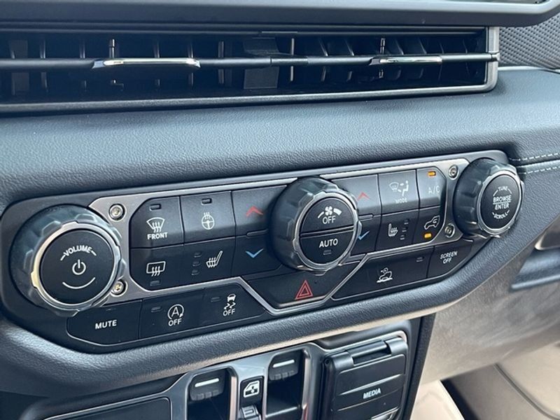 Used 2024 Jeep Gladiator Mojave w/ Technology Group AWD/4WD image 22