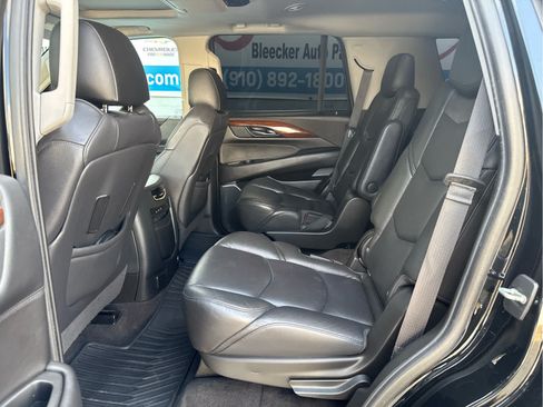 Used 2020 Cadillac Escalade Luxury w/ Escalade Sport Edition AWD/4WD image 35