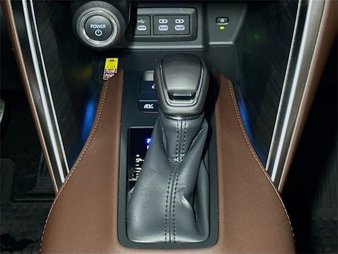 Used 2024 Toyota Venza Limited image 14
