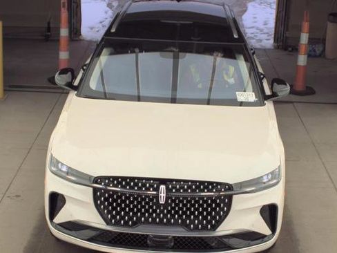 Used 2024 Lincoln Nautilus Reserve image 2