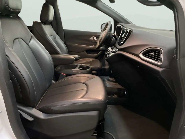 Used 2025 Chrysler Pacifica Select FWD image 26