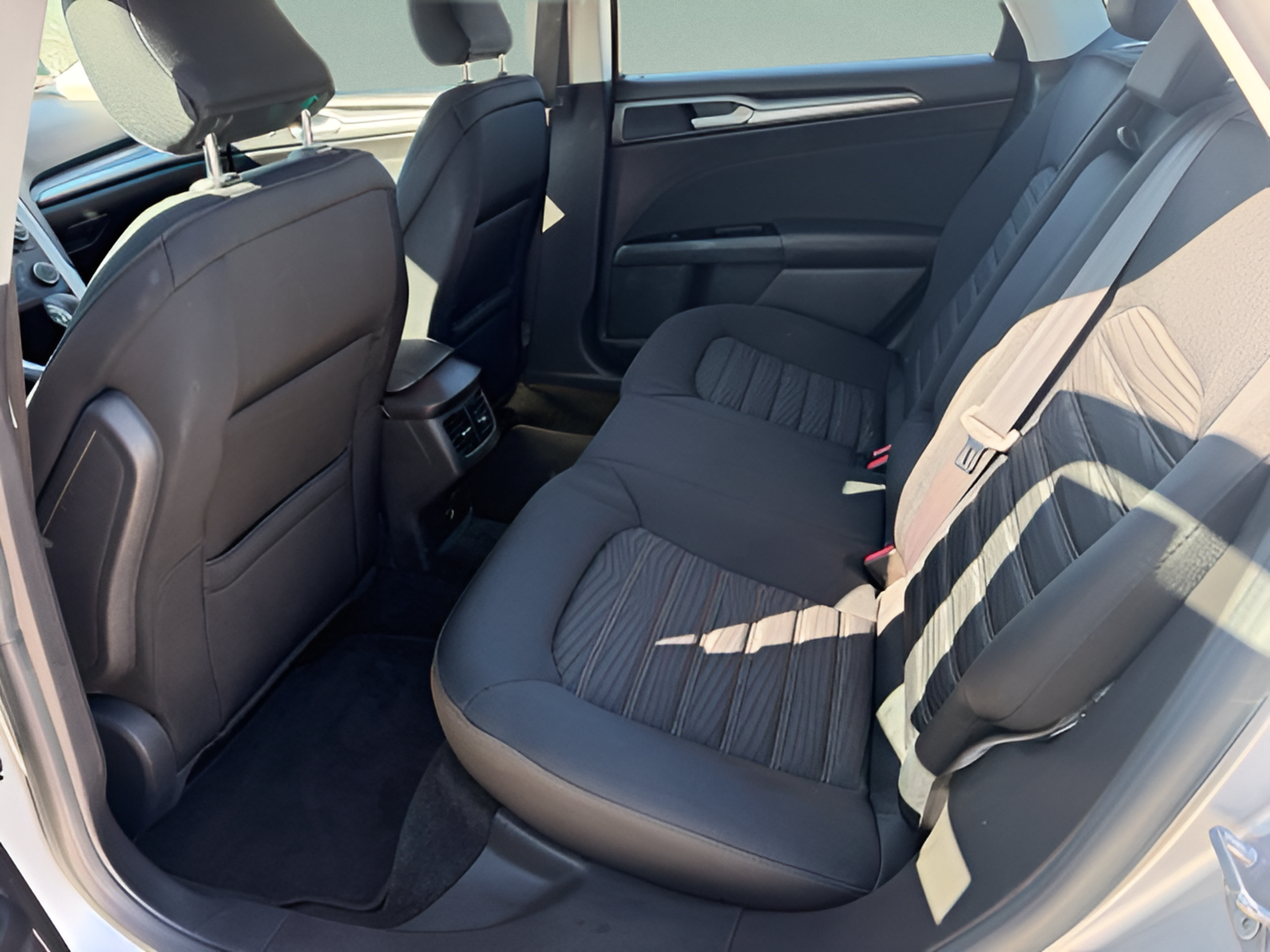 Used 2016 Ford Fusion SE FWD image 23