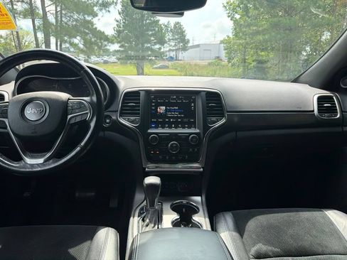 Used 2018 Jeep Grand Cherokee Altitude AWD/4WD image 9
