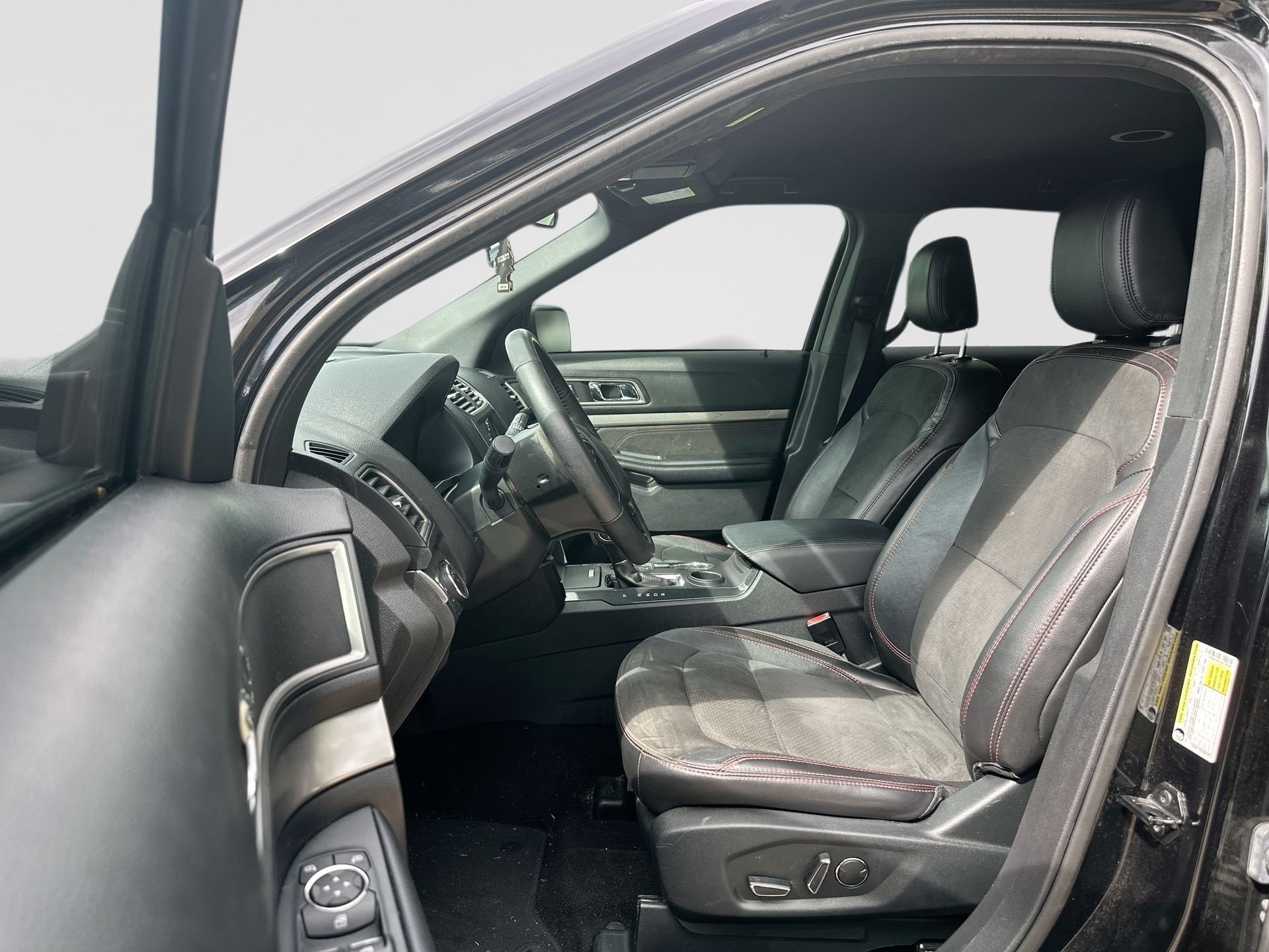 Used 2018 Ford Explorer XLT w/ Equipment Group 202A FWD image 2