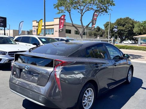 Used 2018 Toyota Prius Two w/ Prius Two Safety Plus Package FWD image 3