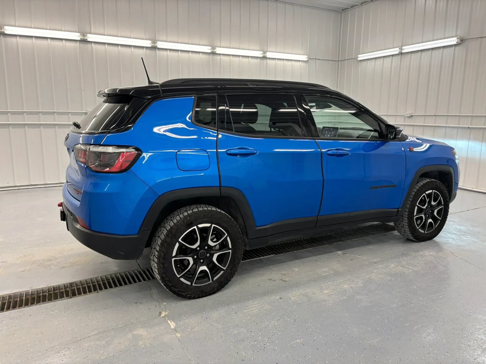 Used 2025 Jeep Compass Trailhawk w/ Trailhawk Convenience Group AWD/4WD image 3