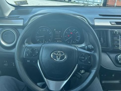 Used 2018 Toyota RAV4 LE AWD/4WD image 20