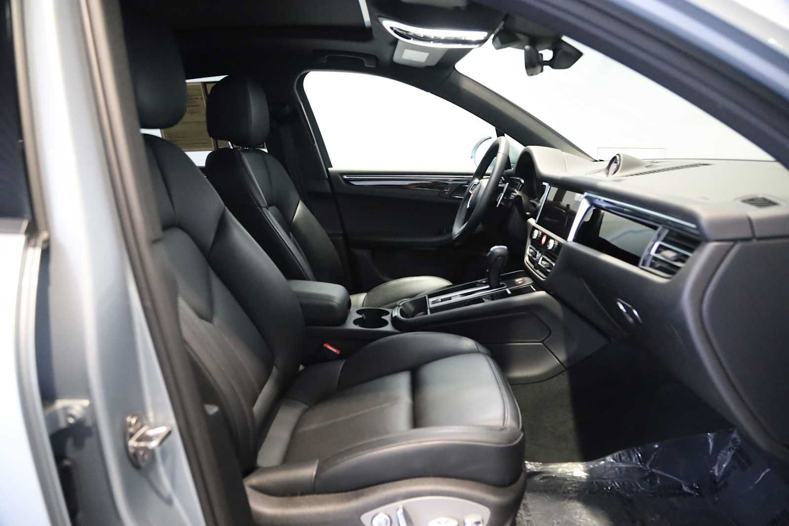Used 2026 Porsche Macan AWD/4WD image 12