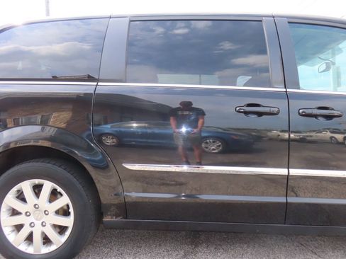 Used 2014 Chrysler Town & Country Touring FWD image 22