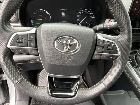 Used 2023 Toyota Sienna XLE Woodland Edition image 13