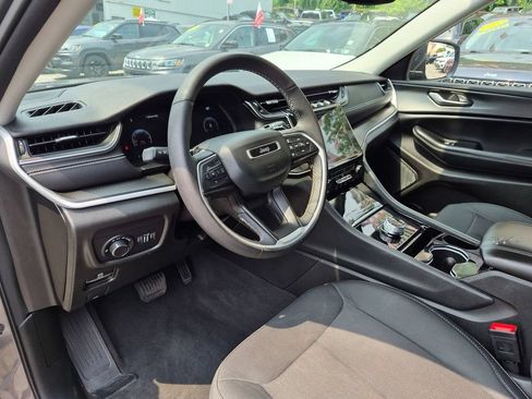 Used 2023 Jeep Grand Cherokee Laredo w/ Luxury Tech Group I AWD/4WD image 11